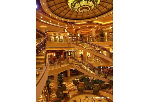 La Piazza, el sobrecogedor Atrium del Emerald Princess